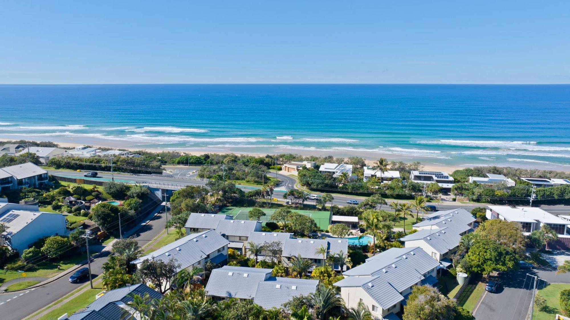 Beach Breakers Resort Sunrise Beach Exterior photo